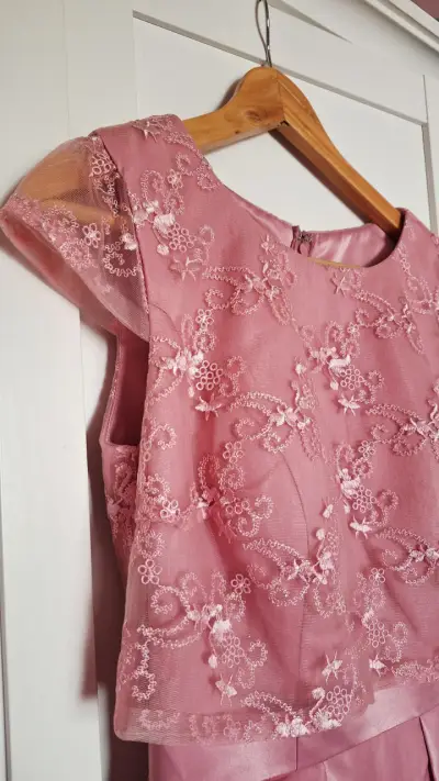 Vestido de fiesta rosa con encaje floral - miniatura 2