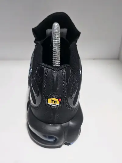 Zapatillas deportivas negras Nike Air Tuned TN. - miniatura 4