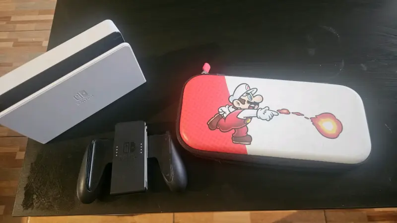 Consola Nintendo Switch OLED con estuche temático - 2