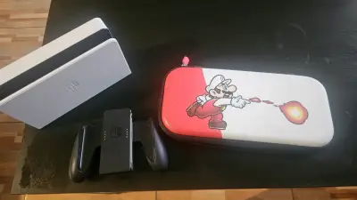 Consola Nintendo Switch OLED con estuche temático - miniatura 2
