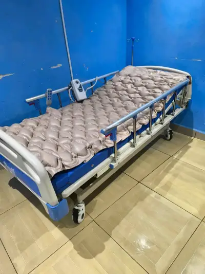 Cama clínica eléctrica con colchón antiescaras - miniatura 1