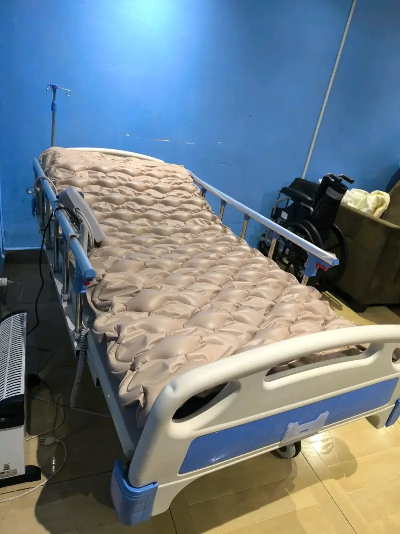 Cama clínica eléctrica con colchón antiescaras - 2