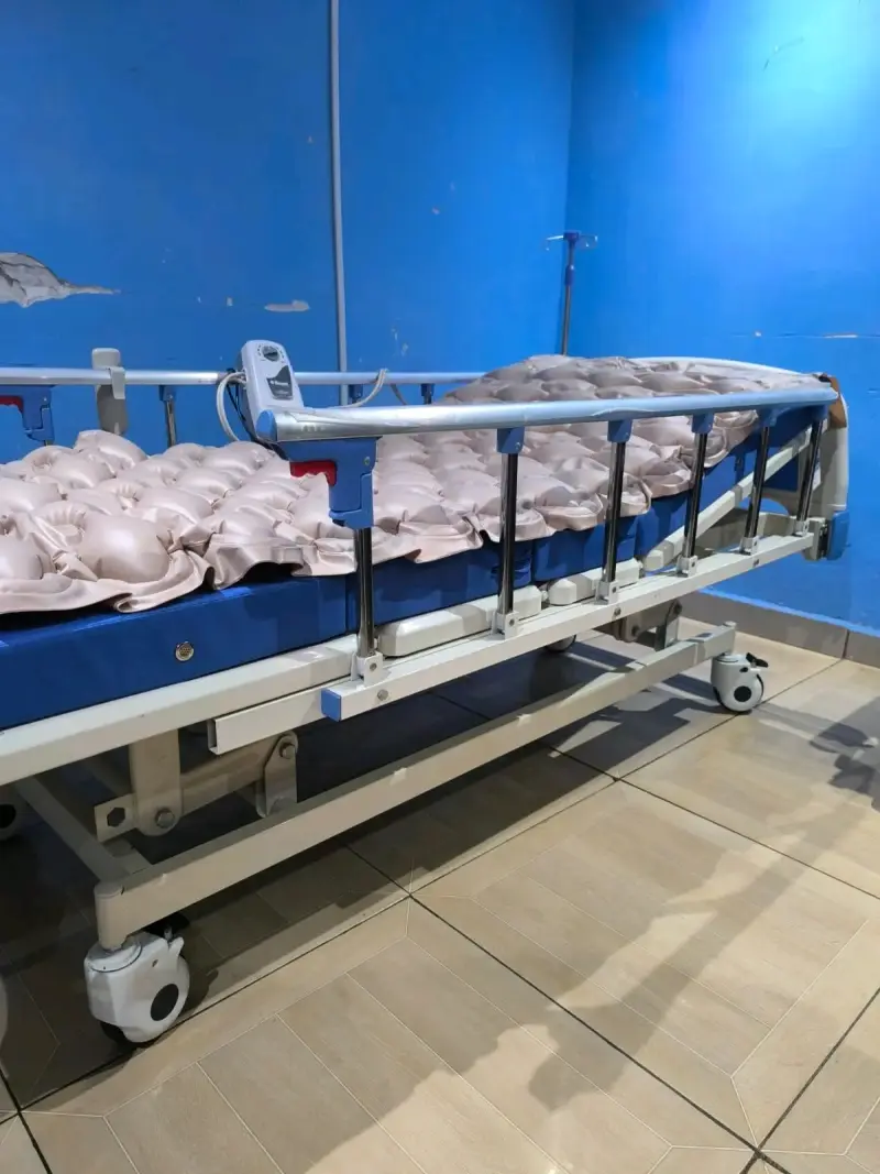 Cama clínica eléctrica con colchón antiescaras - 4