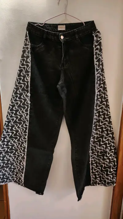 Pantalones anchos negros con diseño - miniatura 1