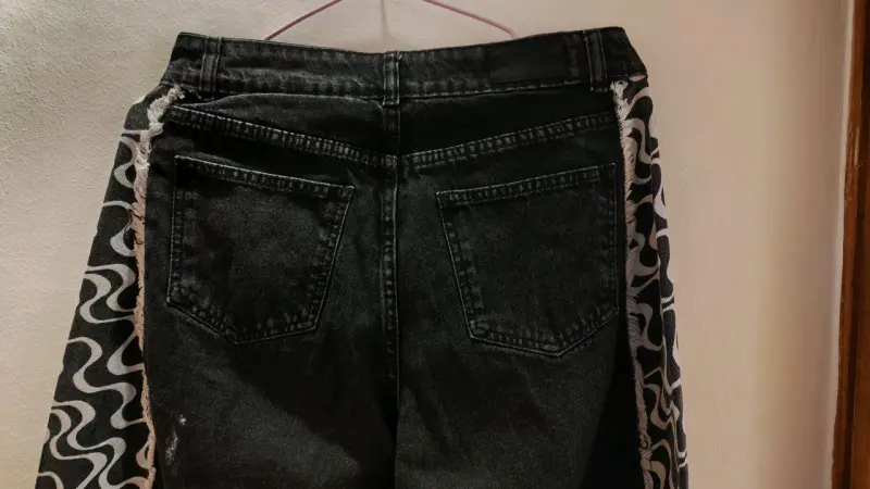 Pantalones anchos negros con diseño - 2