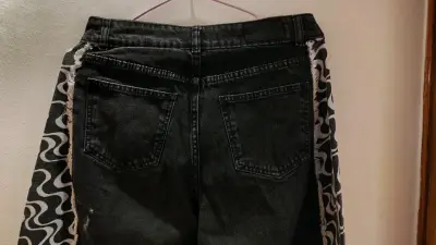 Pantalones anchos negros con diseño - miniatura 2