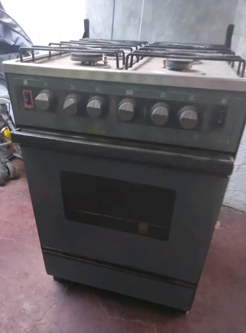 Cocina a gas de 4 quemadores en buen estado