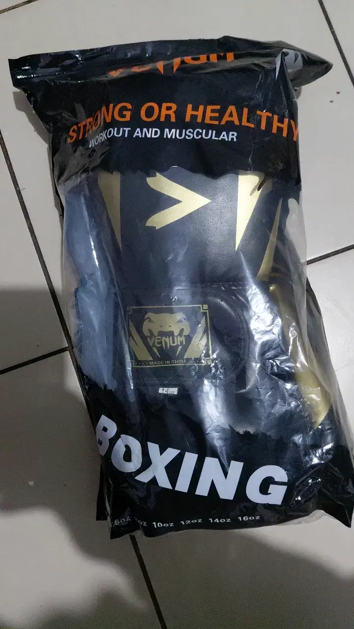 Guantes de Boxeo Venum 14oz Negros y Dorados - 1