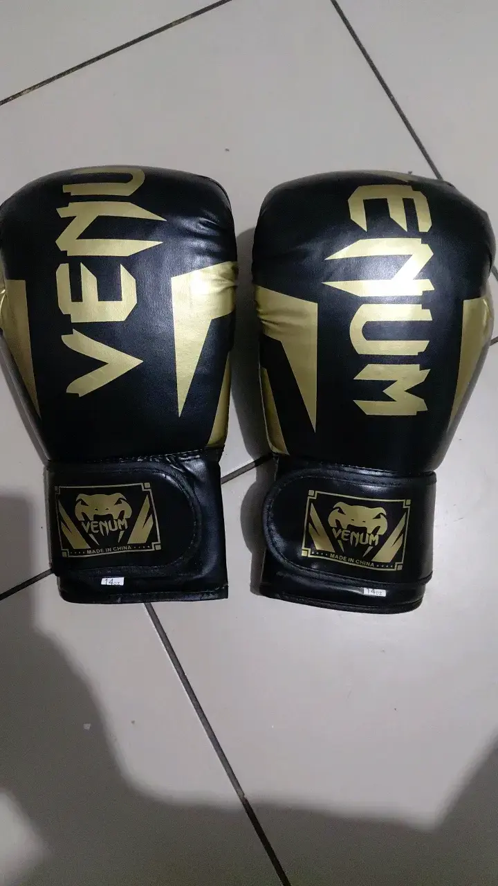 Guantes de Boxeo Venum 14oz Negros y Dorados - 2