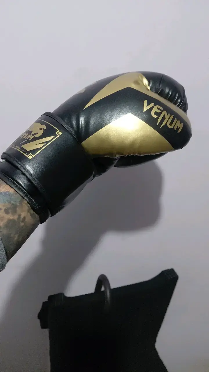 Guantes de Boxeo Venum 14oz Negros y Dorados - 4
