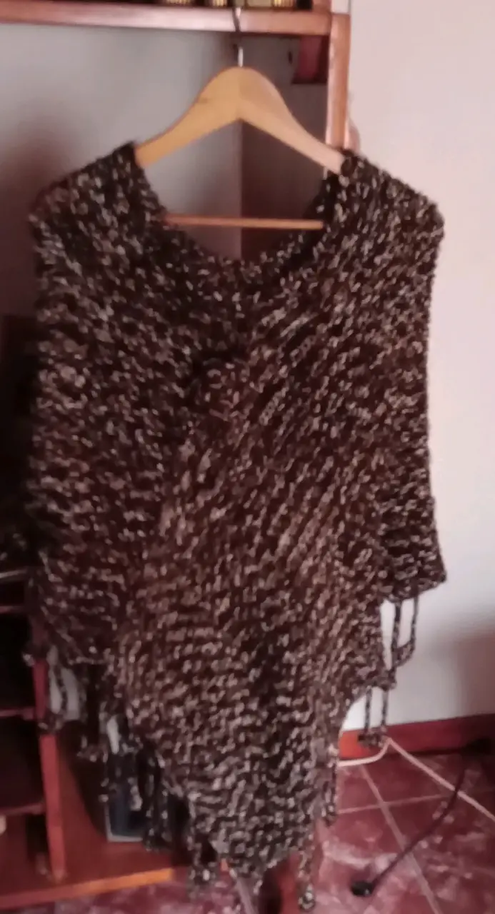 Poncho de lana tejido a mano en tonos marrón y negro - 1