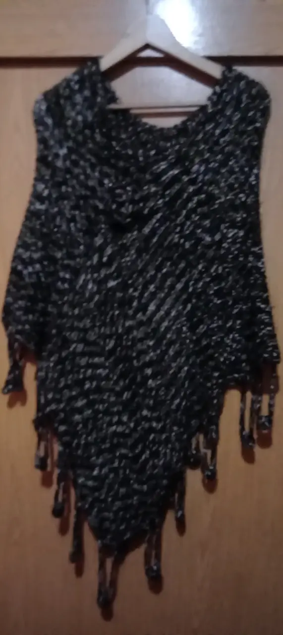 Poncho de lana tejido a mano en tonos marrón y negro - 2