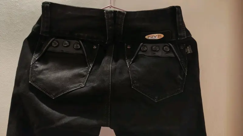 Pantalones negros con cremalleras y detalles plisados - 3