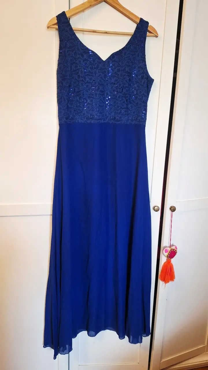 Vestido largo azul con encaje y lentejuelas - 1