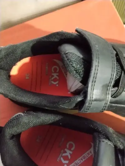 Zapatillas negras para niños CKY con velcro - miniatura 3