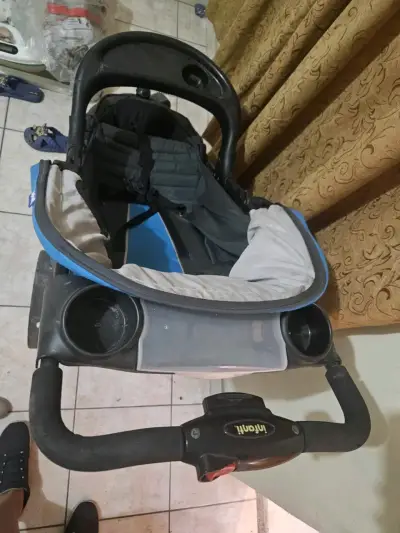Coche de bebé Infanti azul con portavasos - miniatura 1