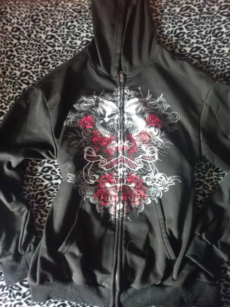 Polerón con capucha diseño calaveras y rosas