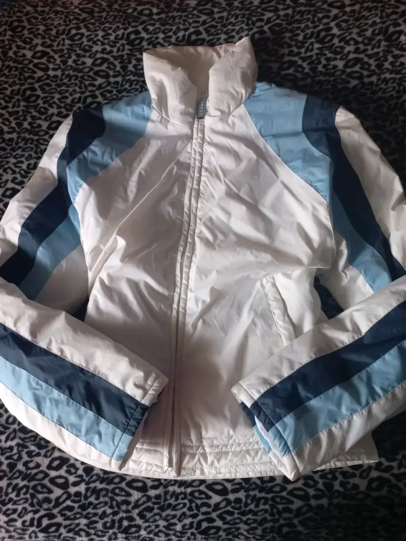 Chaqueta deportiva blanca con franjas azules