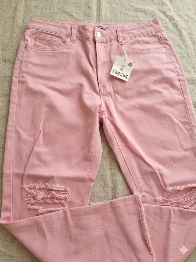 Jeans rosados con diseño desgastado