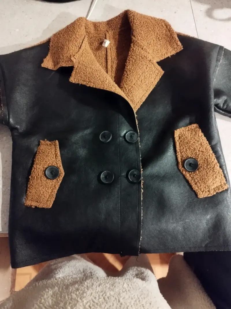 Chaqueta infantil de cuero sintético con forro de lana