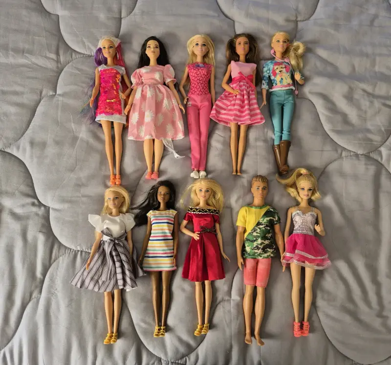 Lote de 10 muñecas Barbies - 1