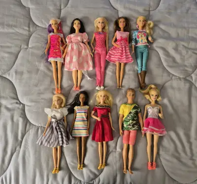 Lote de 10 muñecas Barbies - miniatura 1