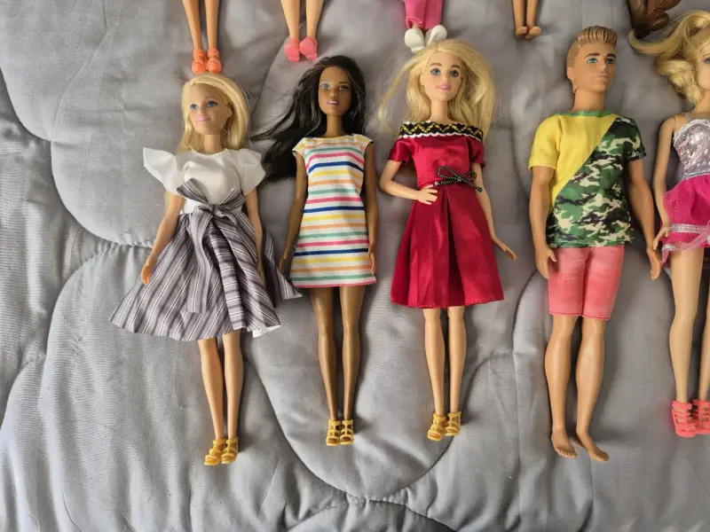 Lote de 10 muñecas Barbies - 4