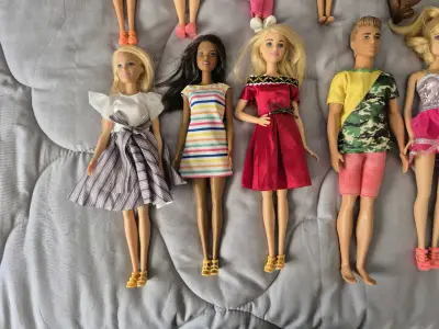 Lote de 10 muñecas Barbies - miniatura 4