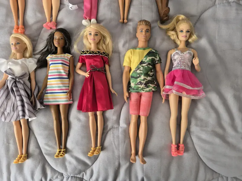 Lote de 10 muñecas Barbies - 5