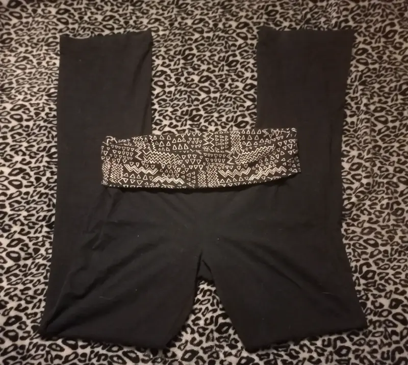 Leggings negros con cintura estampada - 1