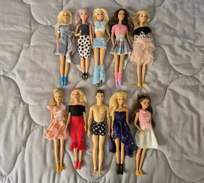 Lote de 10 muñeca Barbies - miniatura 1