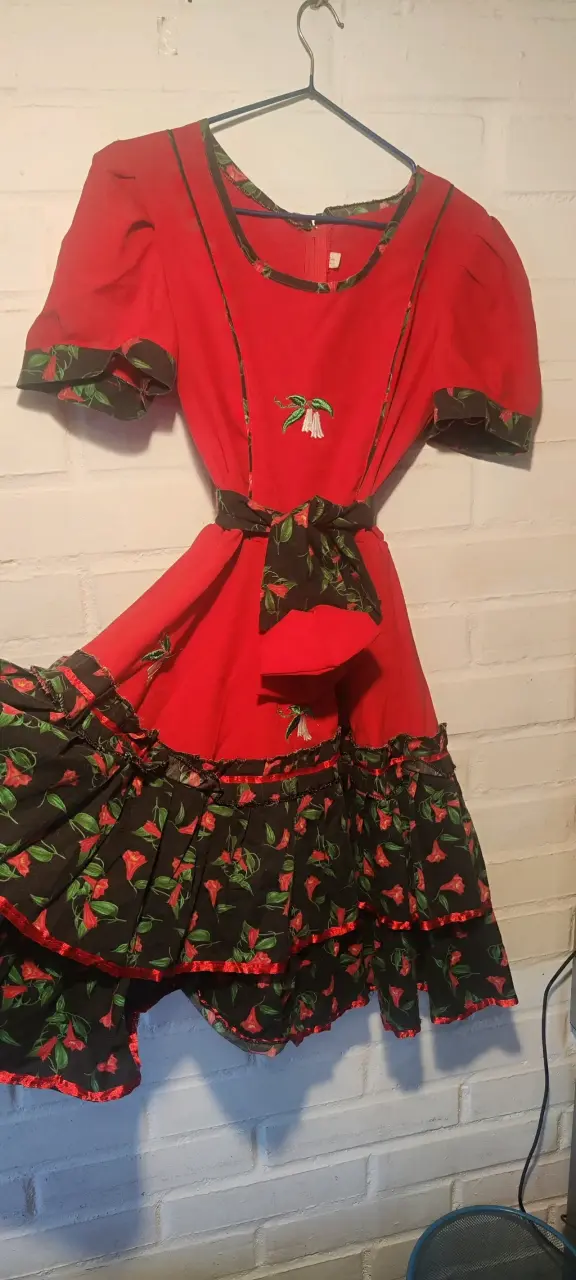 Vestido folclórico rojo con detalles florales
