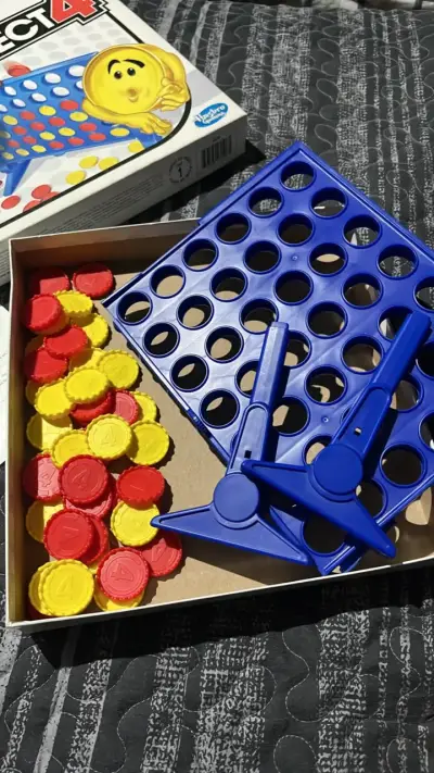 Juego de mesa Connect 4 de Hasbro - miniatura 2
