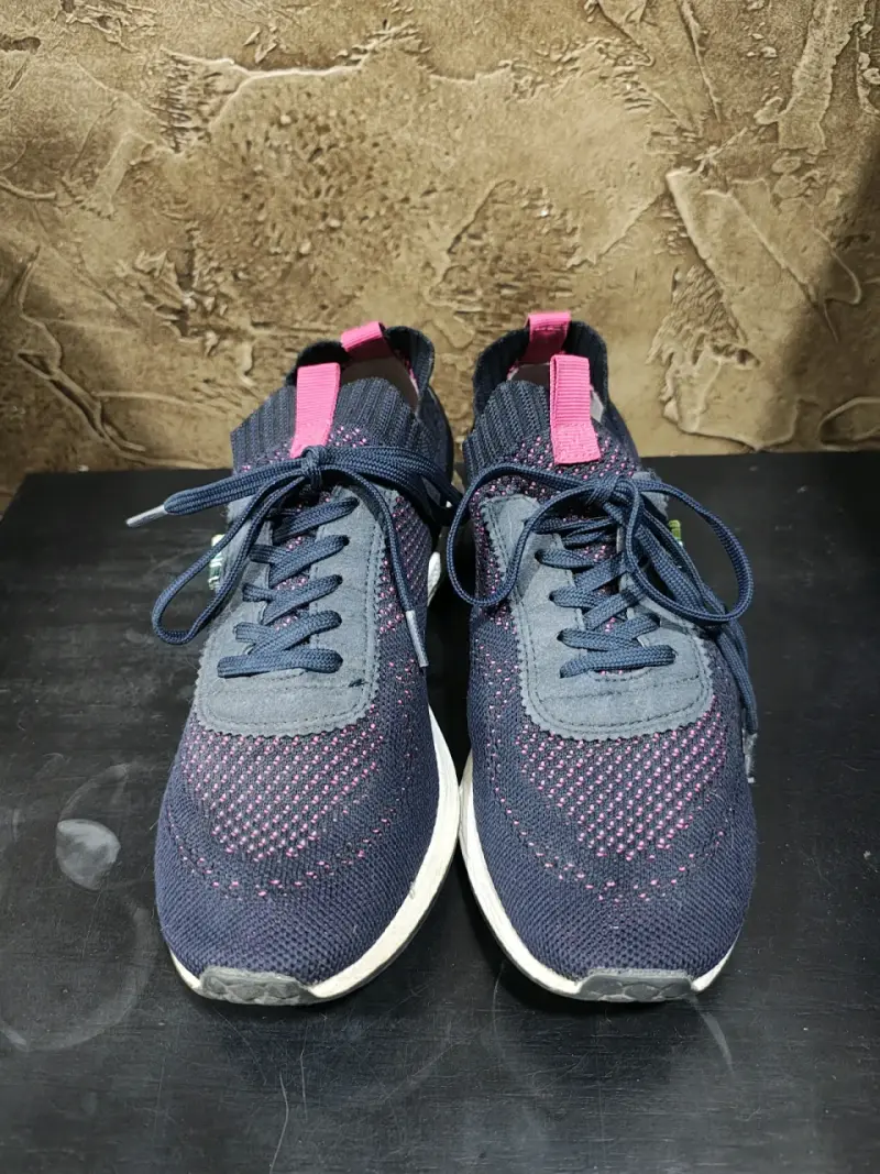 Zapatillas deportivas azul con detalles rosados