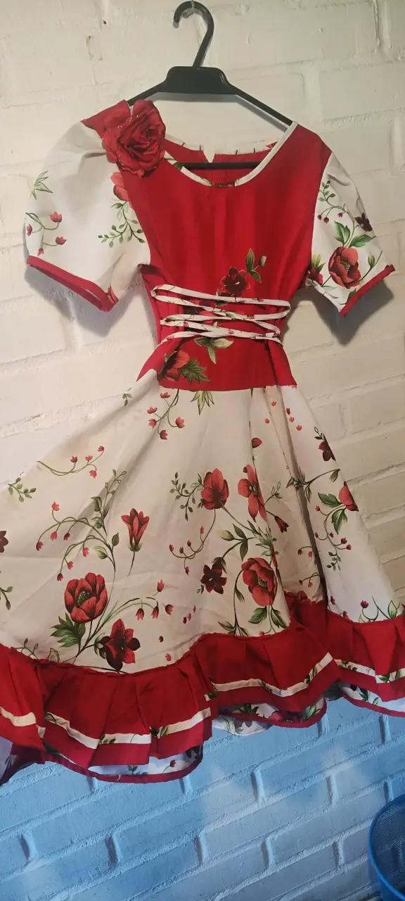 Vestido folclórico rojo con estampado floral - 1