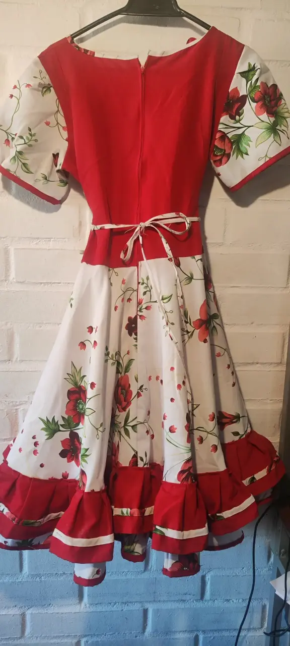 Vestido folclórico rojo con estampado floral - 2