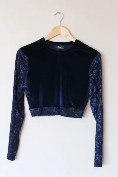 Crop top de terciopelo azul con mangas largas - miniatura 1