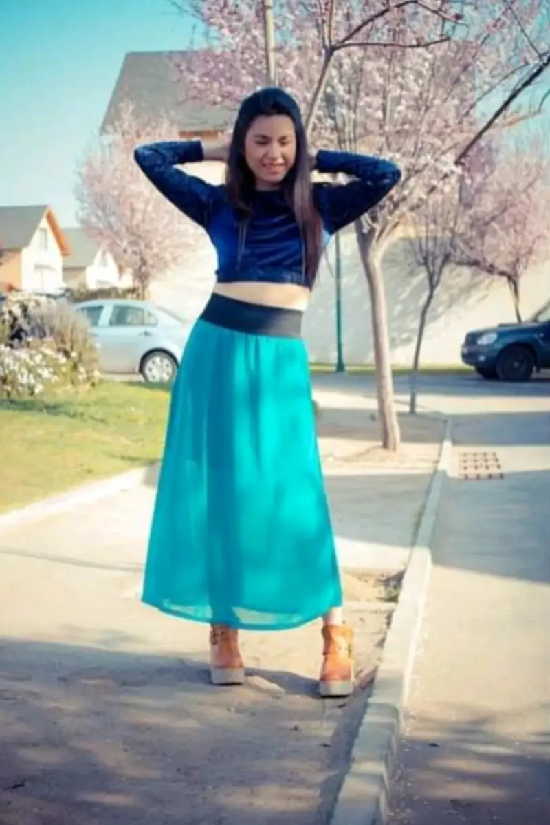Crop top de terciopelo azul con mangas largas - 3