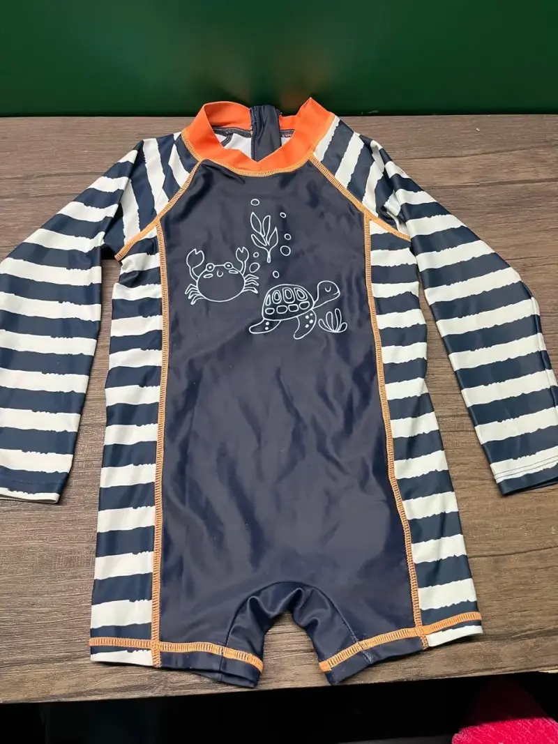 Traje de baño infantil con diseño de tortuga y cangrejo