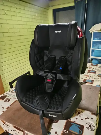 Silla de Auto Infanti Negra con Sistema Isofix - miniatura 1