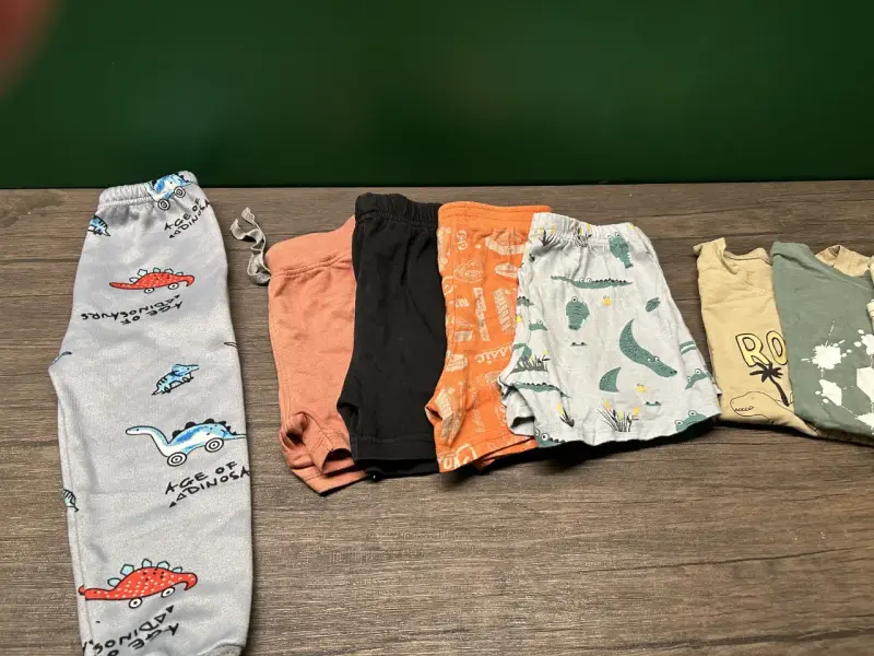 Conjunto de ropa infantil con estampados de dinosaurios