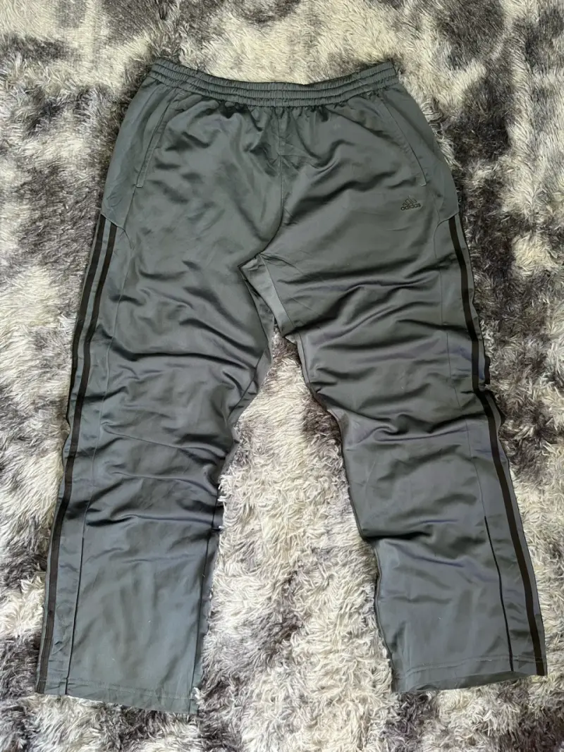 Pantalones deportivos Adidas grises con rayas - 1