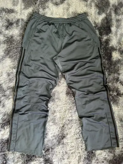 Pantalones deportivos Adidas grises con rayas - miniatura 1