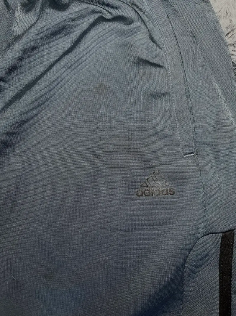 Pantalones deportivos Adidas grises con rayas - 2