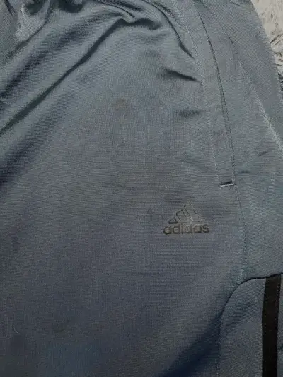Pantalones deportivos Adidas grises con rayas - miniatura 2
