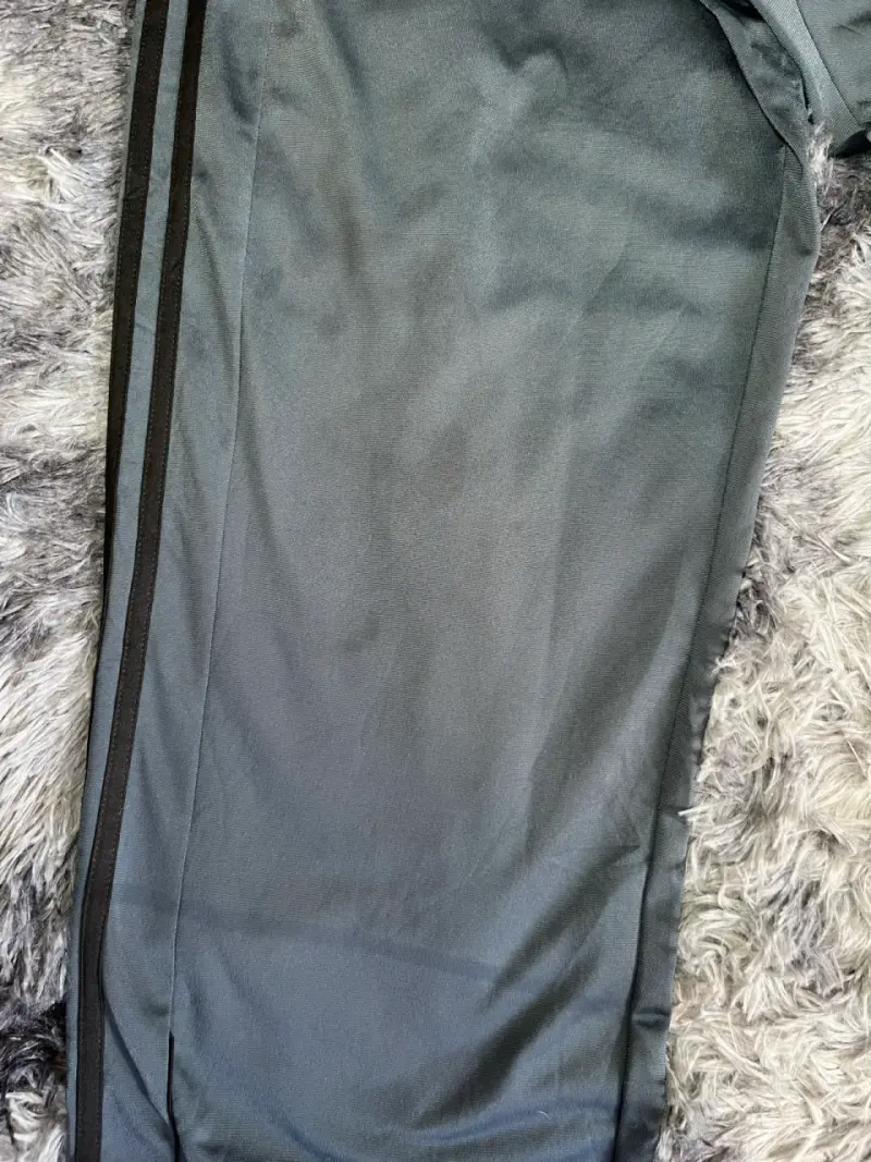 Pantalones deportivos Adidas grises con rayas - 3