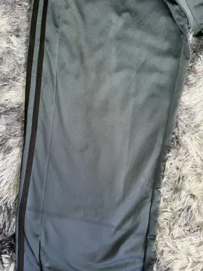 Pantalones deportivos Adidas grises con rayas - miniatura 3