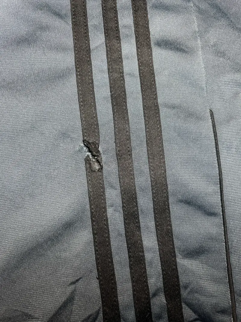 Pantalones deportivos Adidas grises con rayas - 4