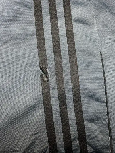 Pantalones deportivos Adidas grises con rayas - miniatura 4
