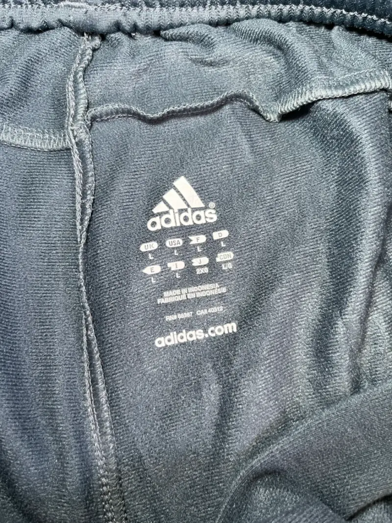 Pantalones deportivos Adidas grises con rayas - 5